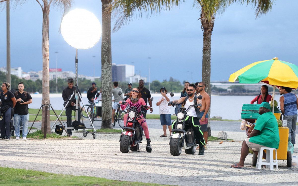 Anitta e Dennis gravam no Aterro do Flamengo, na Zona Sul do Rio, nesta terça-feira