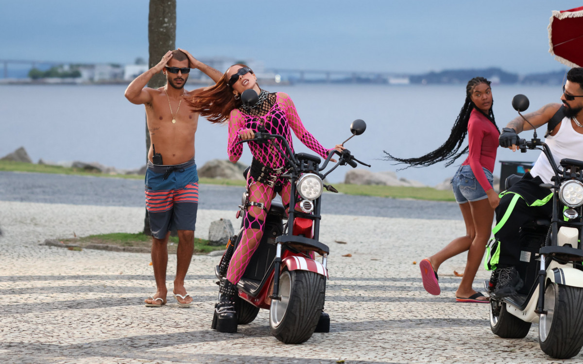 Anitta e Dennis gravam no Aterro do Flamengo, na Zona Sul do Rio, nesta terça-feira - Delson Silva / Ag. News