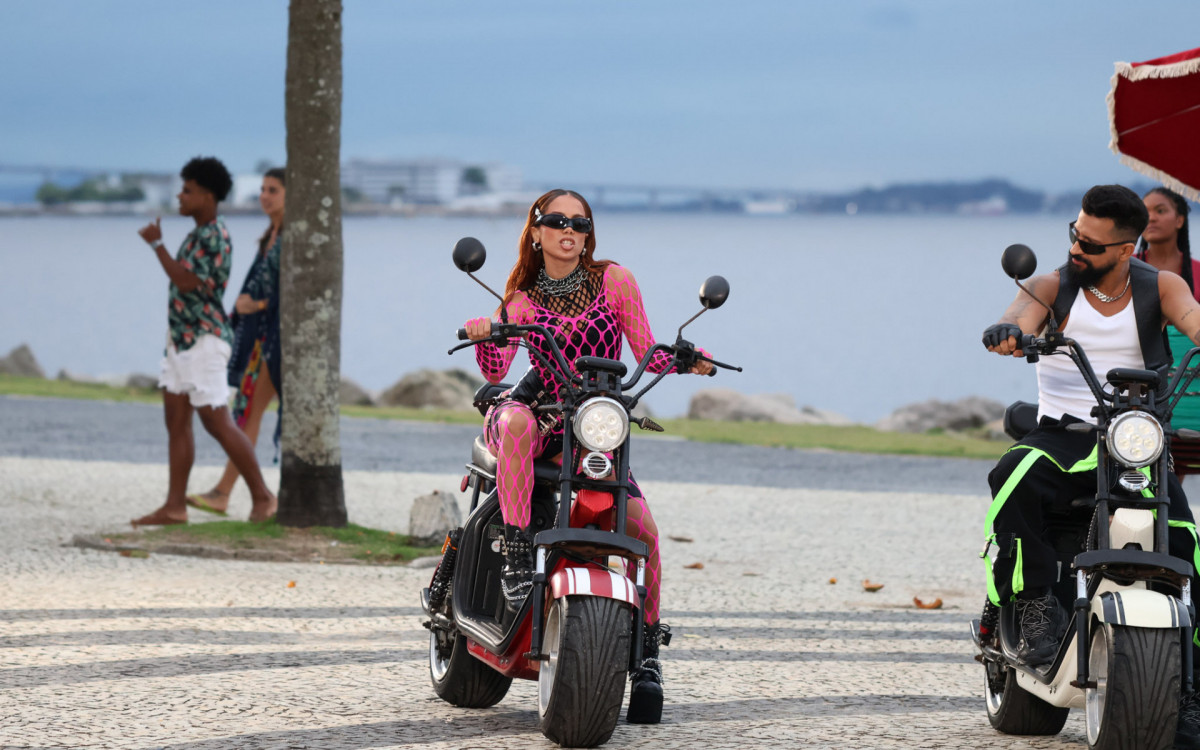 Anitta e Dennis gravam no Aterro do Flamengo, na Zona Sul do Rio, nesta terça-feira