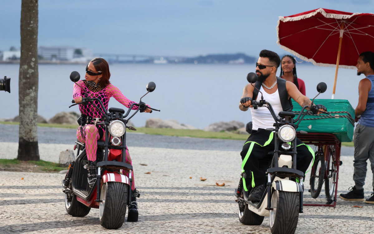 Anitta e Dennis gravam no Aterro do Flamengo, na Zona Sul do Rio, nesta terça-feira