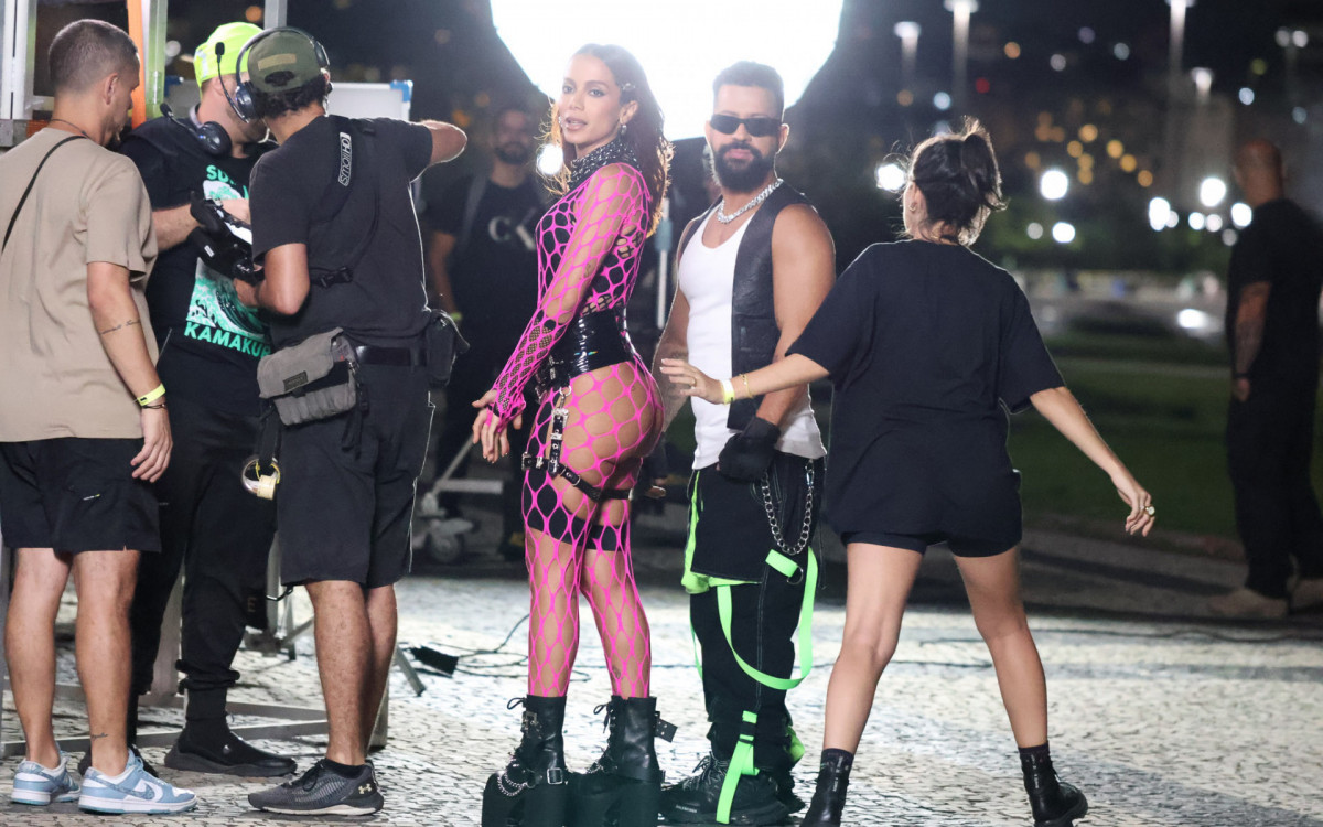 Anitta e Dennis gravam no Aterro do Flamengo, na Zona Sul do Rio, nesta terça-feira