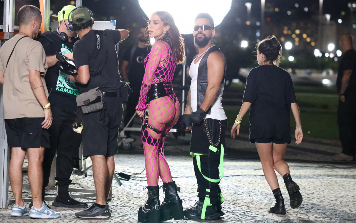 Anitta e Dennis gravam no Aterro do Flamengo, na Zona Sul do Rio, nesta terça-feira