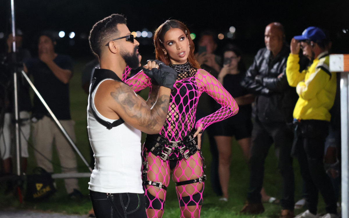 Anitta e Dennis gravam no Aterro do Flamengo, na Zona Sul do Rio, nesta terça-feira