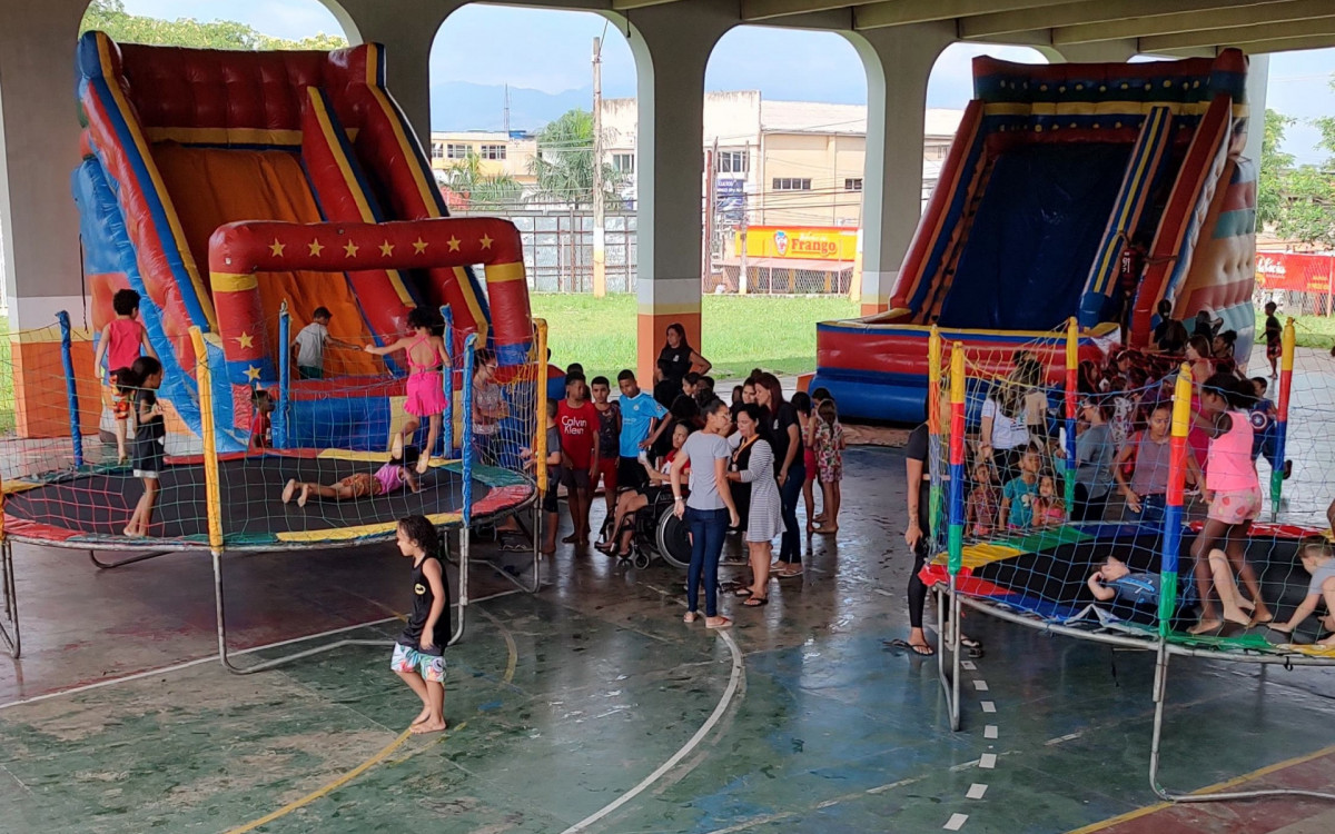 Os brinquedos espalhados na quadra do Ciep Constantino Reis atraíram a atenção dos alunos