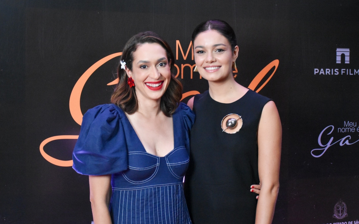 Sophie Charlotte e a diretora Dandara Ferreira, que tamb&eacute;m interpreta Maria Beth&acirc;nia em 'Meu Nome &eacute; Gal' - Felipe Souto Maior / Ag. News