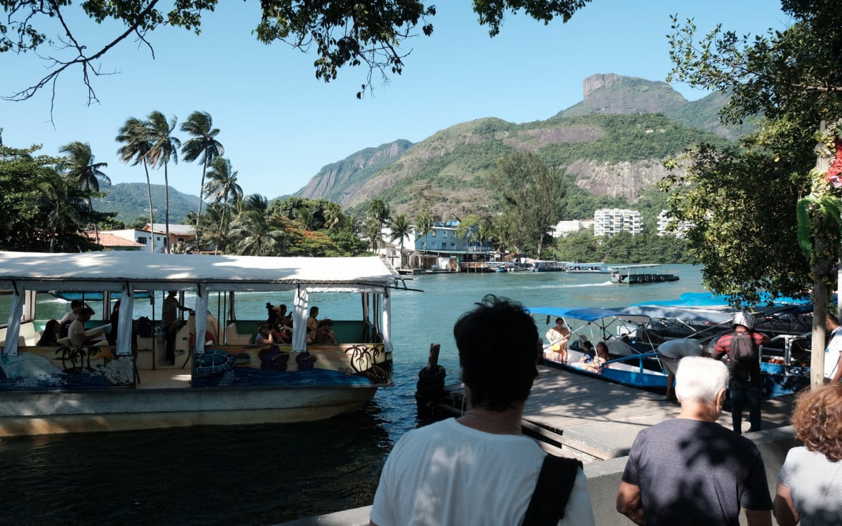 Barquinhos de transporte, próximo ao metrô Jardim Oceânico, para a Ilha da Gigóia. Nesta quarta-feira (11) - Pedro Ivo