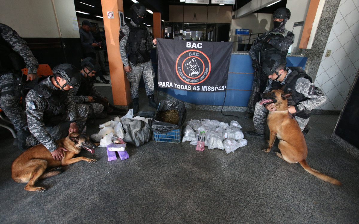 Batalhão de Operações com Cães ( BAC) fizeram apreensão de drogas na favela da Vila do João, em Bonsucesso, Zona Norte do Rio de Janeiro. Local: 21ª DP em Bonsucesso, na foto, drogas apreendidas. Maconha, cocaína e cheirinho da Lóló. Nesta quarta-feira (11)