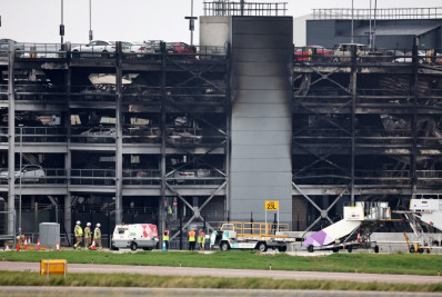 Incêndio obriga aeroporto de Londres a suspender todos os voos