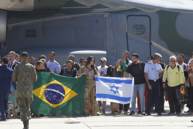 Atletas brasileiras deixam Israel em avião da FAB