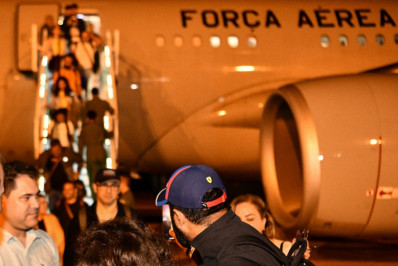 Primeiro avião da FAB com brasileiros resgatados de Israel desembarca em Brasília