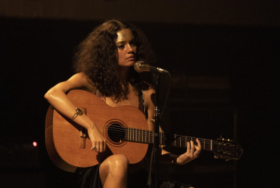 'A voz de Gal Costa é impossível de se imitar', diz Sophie Charlotte, intérprete da cantora no cinema