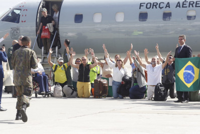 Primeiro grupo de brasileiros resgatados em Israel chega ao Rio
