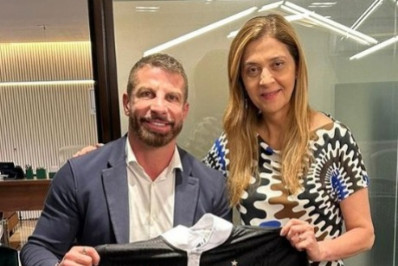 Pedrinho dá camisa do Vasco para Leila e torcida do Palmeiras reage: 'Leva ela embora'
