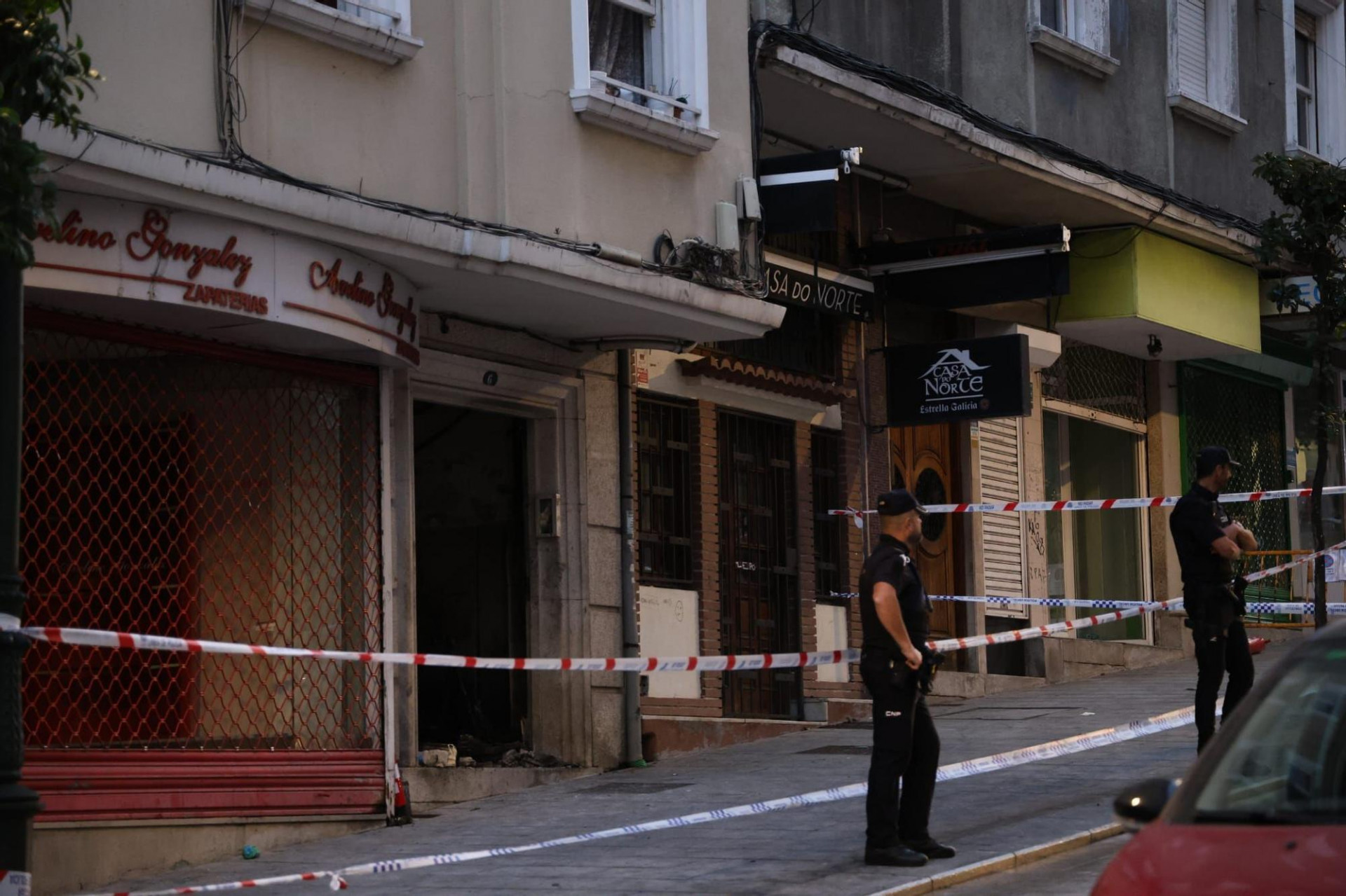 Polícia cerca prédio após incêndio que matou quatro menores de idade na Espanha - Marta G. Brea/Faro de Vigo