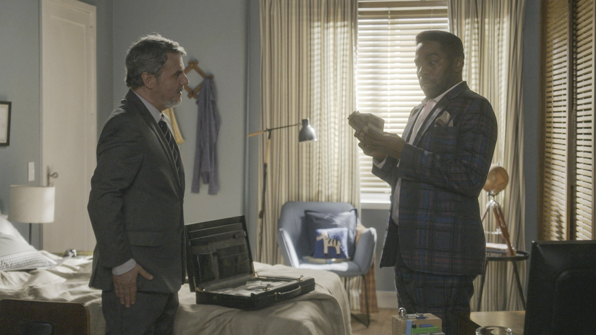 Roberto (Cassio Gabus Mendes) oferece dinheiro a Mário (Lázaro Ramos) - Divulgação / TV Globo