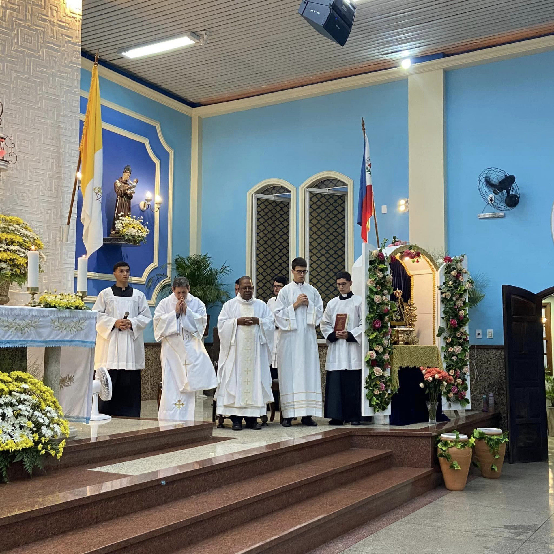 Na Paróquia de Nossa Senhora Aparecida, em Guapimirim, é possível ver bandeiras do Vaticano e do município de Guapimirim, por exemplo