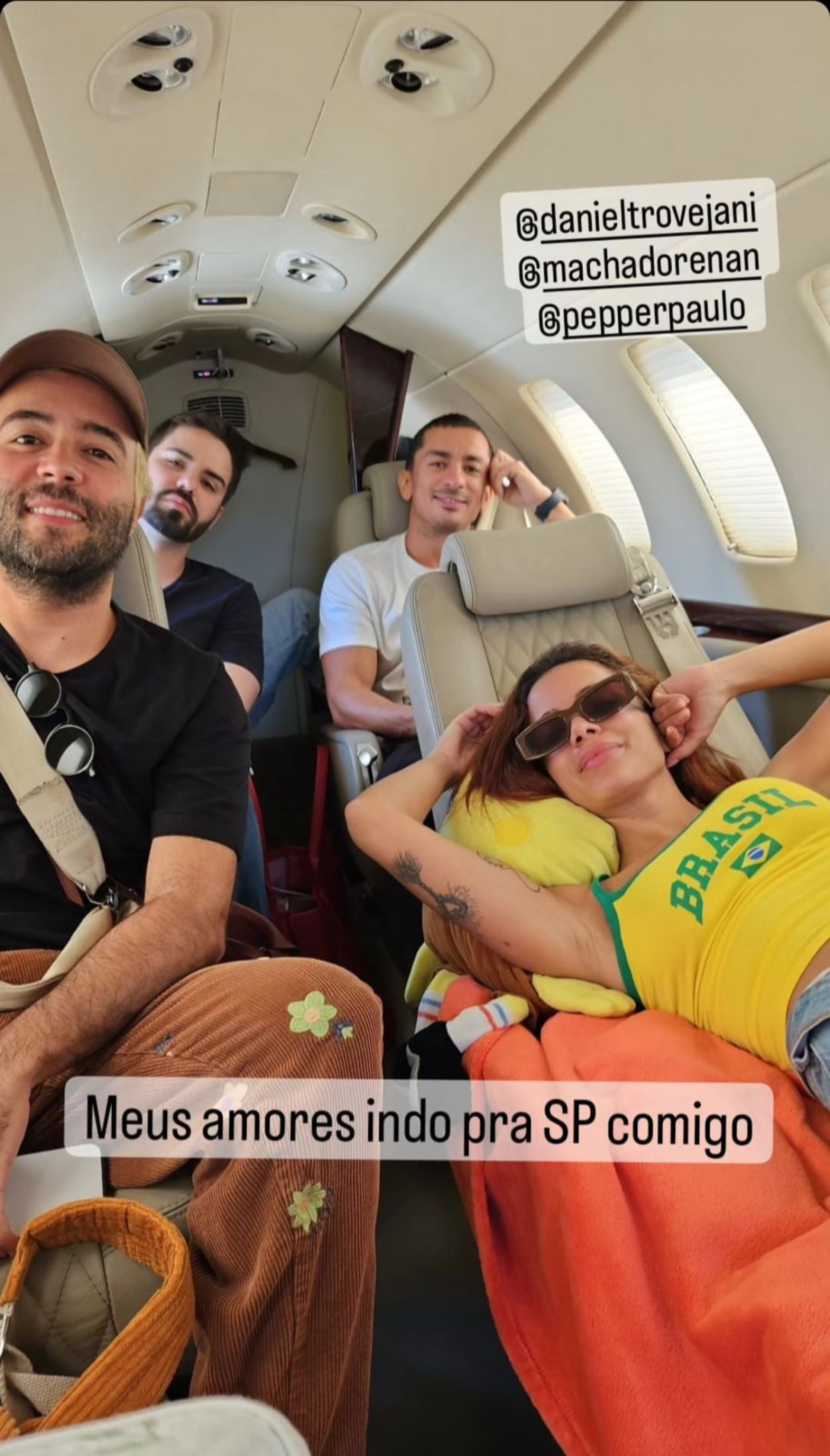 Anitta e equipe indo para São Paulo  - Reprodução / Instagram 