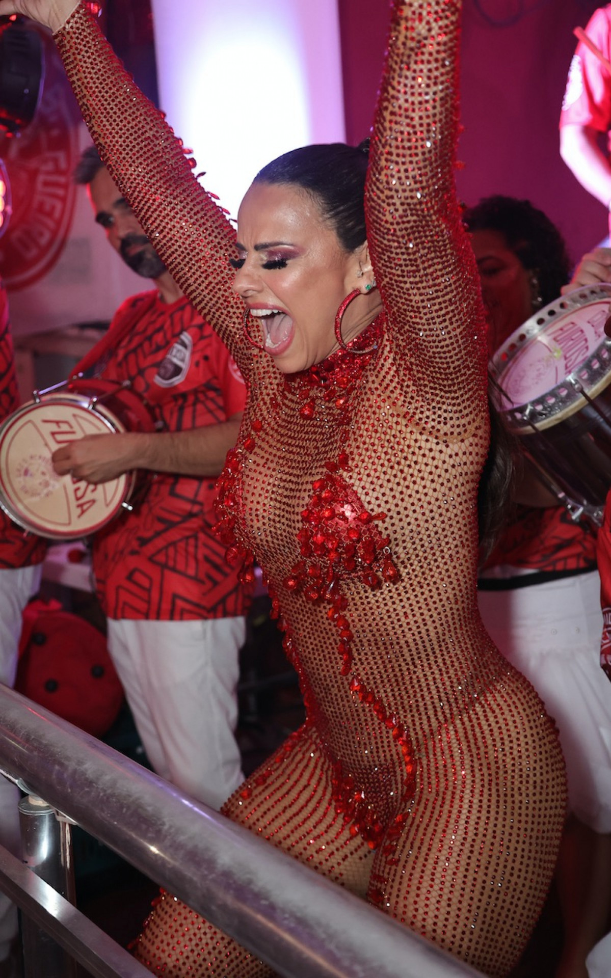 Viviane Araújo samba muito na quadra do Salgueiro