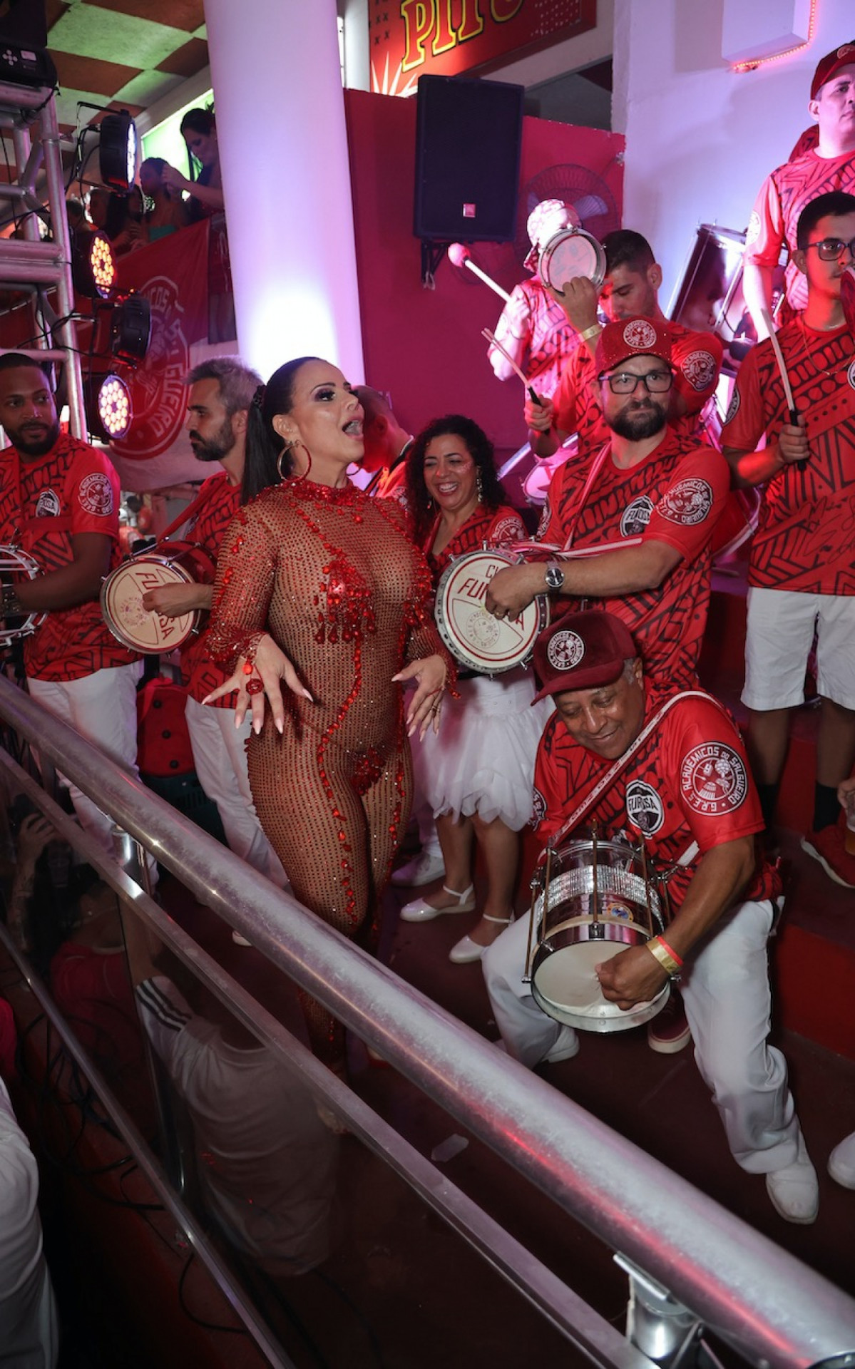 Viviane Araújo samba muito na quadra do Salgueiro