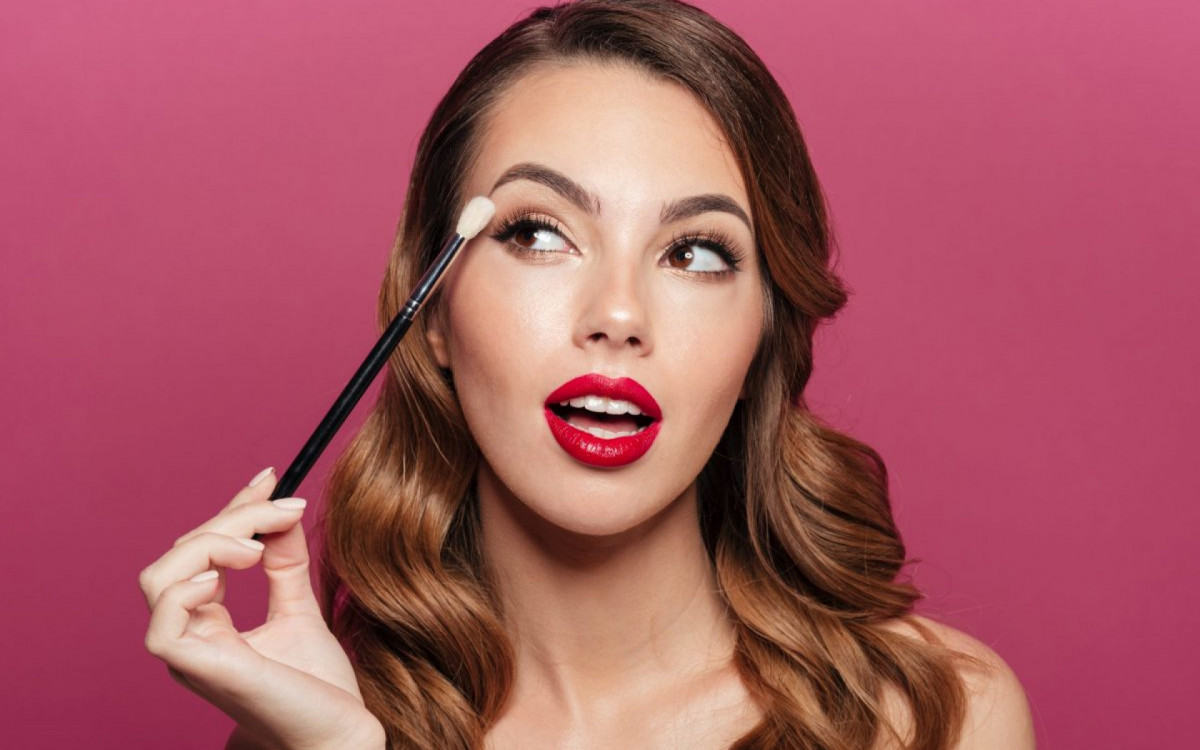 A maquiagem ajuda a real&ccedil;ar o olhar (Imagem: Dean Drobot | Shutterstock)