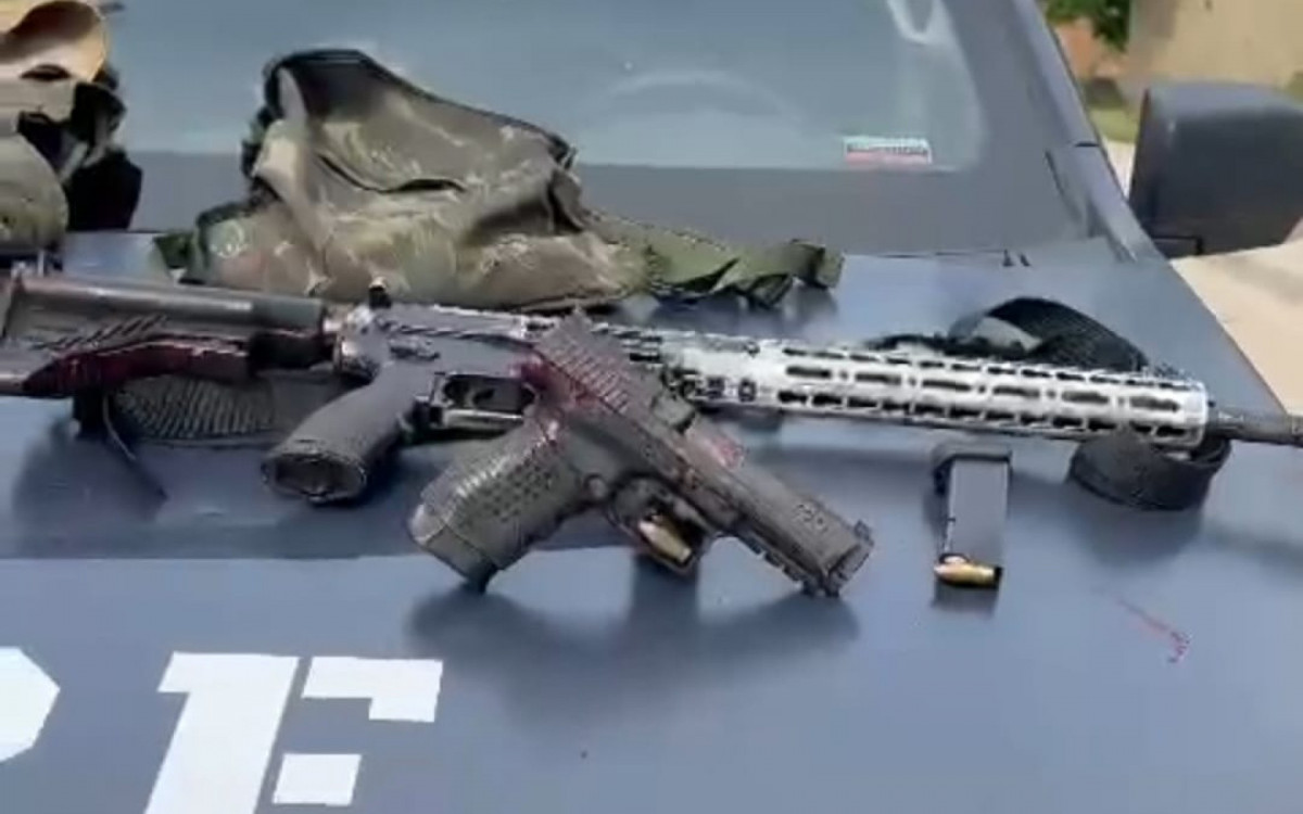 Um fuzil e uma pistola foram apreendidos após confronto entre milicianos e PRFs em Nova Iguaçu