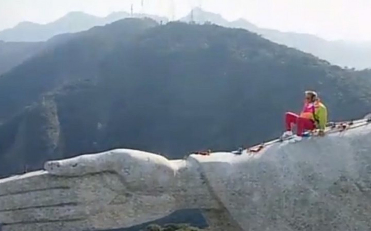 Renato Aragão nos braços do Cristo Redentor em 1991 - Divulgação 