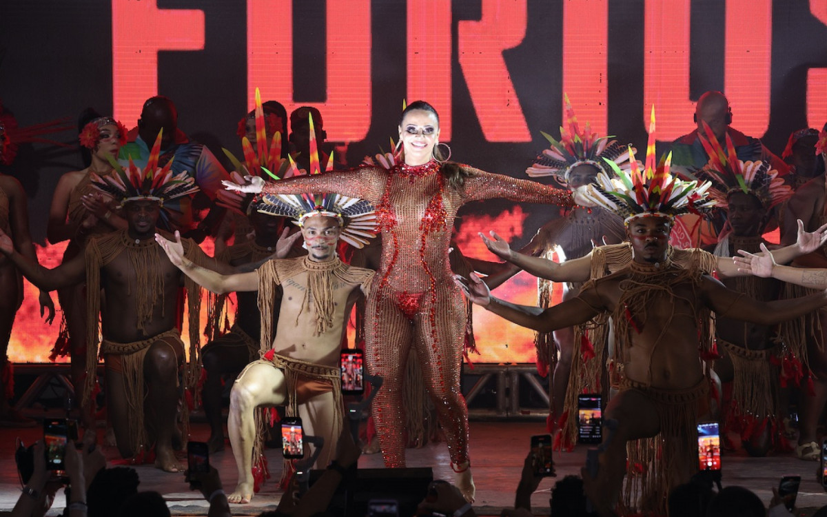 Viviane Araújo samba muito na quadra do Salgueiro