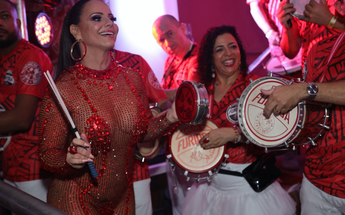 Viviane Araújo samba muito na quadra do Salgueiro