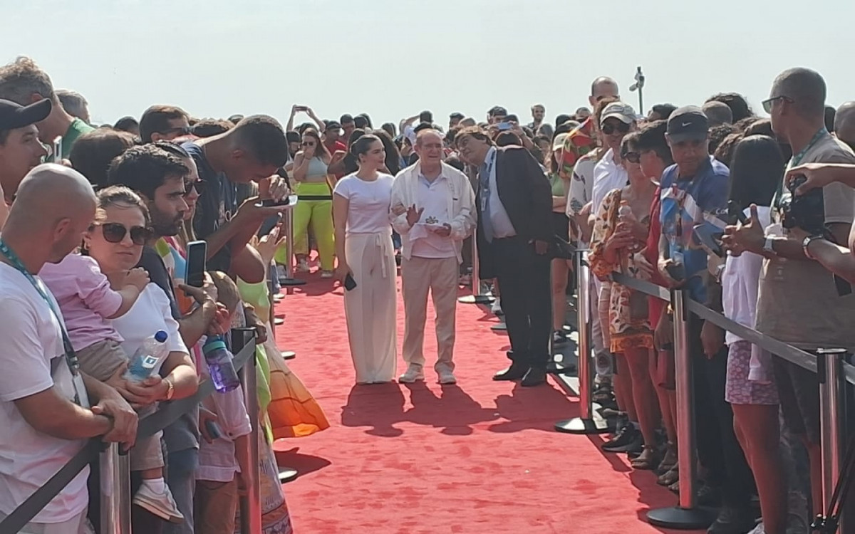 Renato Aragão subiu no monumento após 32 anos de cena história - Reprodução