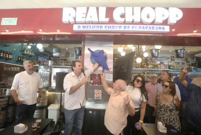 Tradicional bar de Copacabana ganha placa de patrimônio cultural carioca