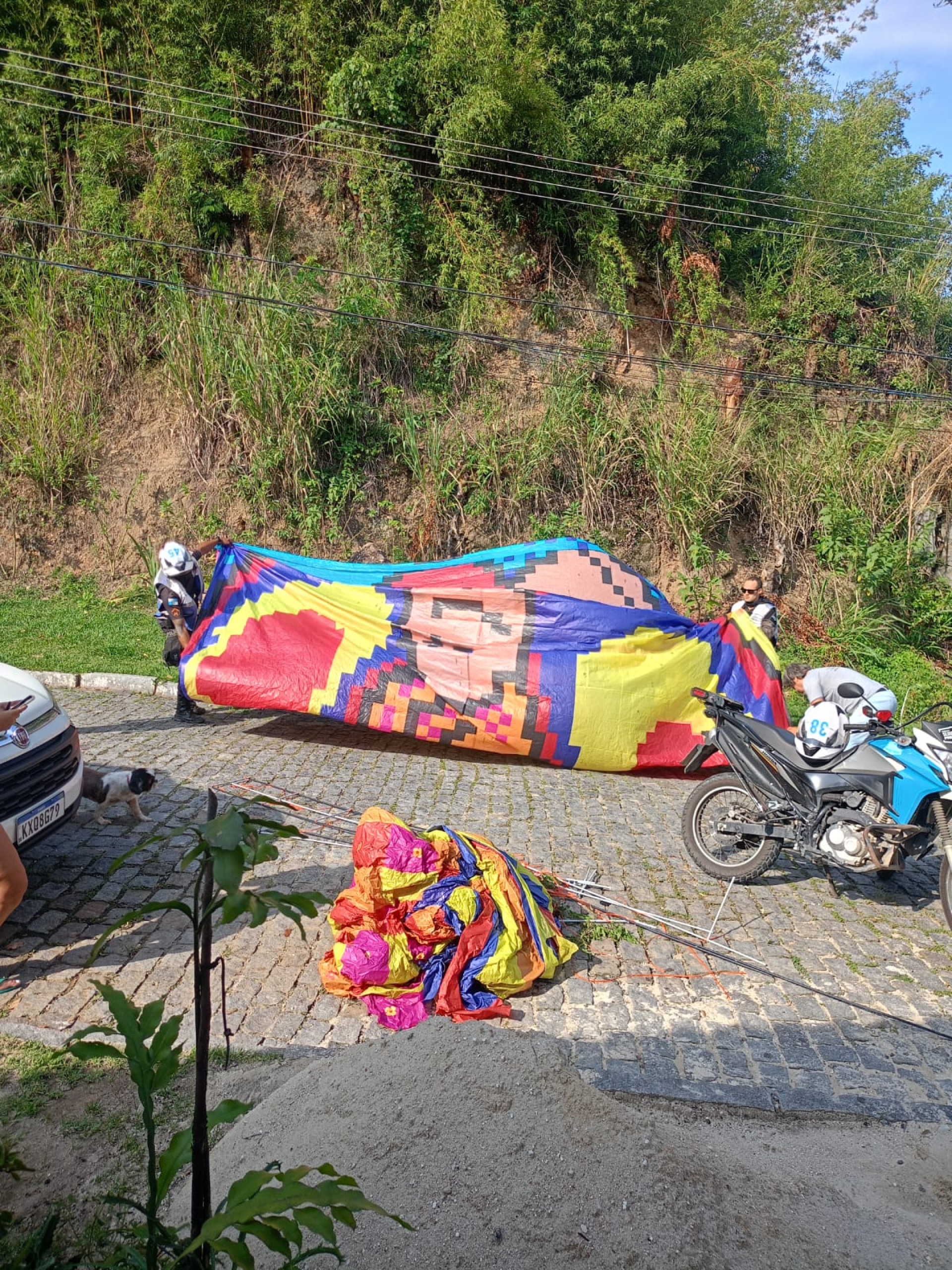 Bal&atilde;o e bandeira apreendidos na regi&atilde;o oce&acirc;nica de Niter&oacute;i