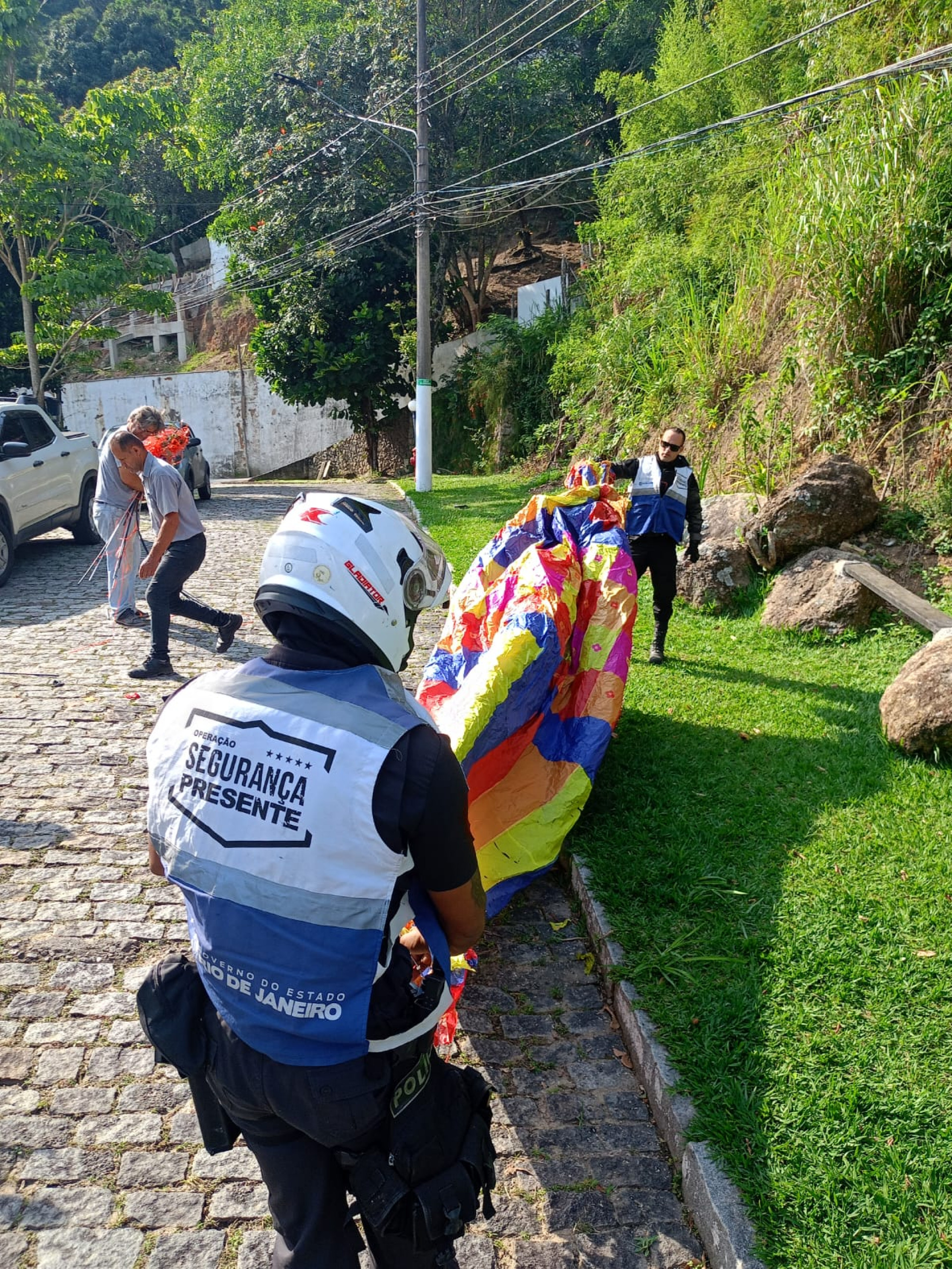 Bal&atilde;o e bandeira apreendidos na regi&atilde;o oce&acirc;nica de Niter&oacute;i