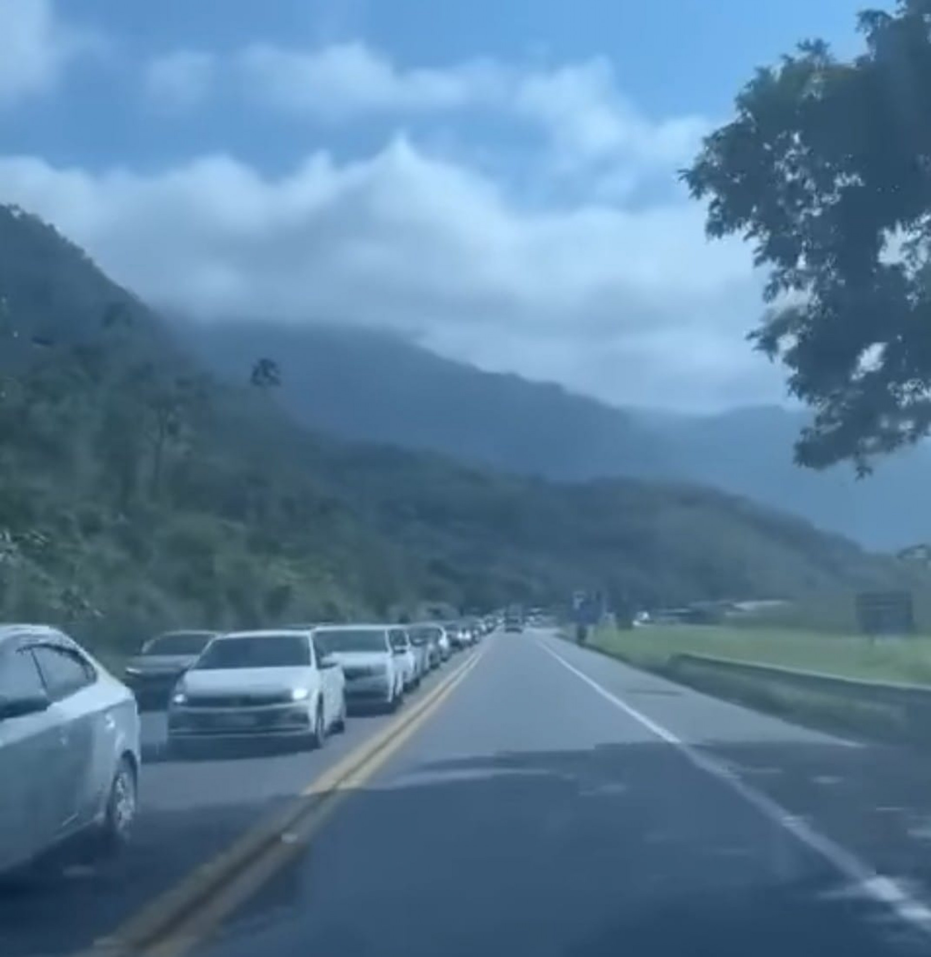 Trecho da Rio-Santos na manhã desta quinta-feira(12) na altura de Itacuruçá sentido Angra