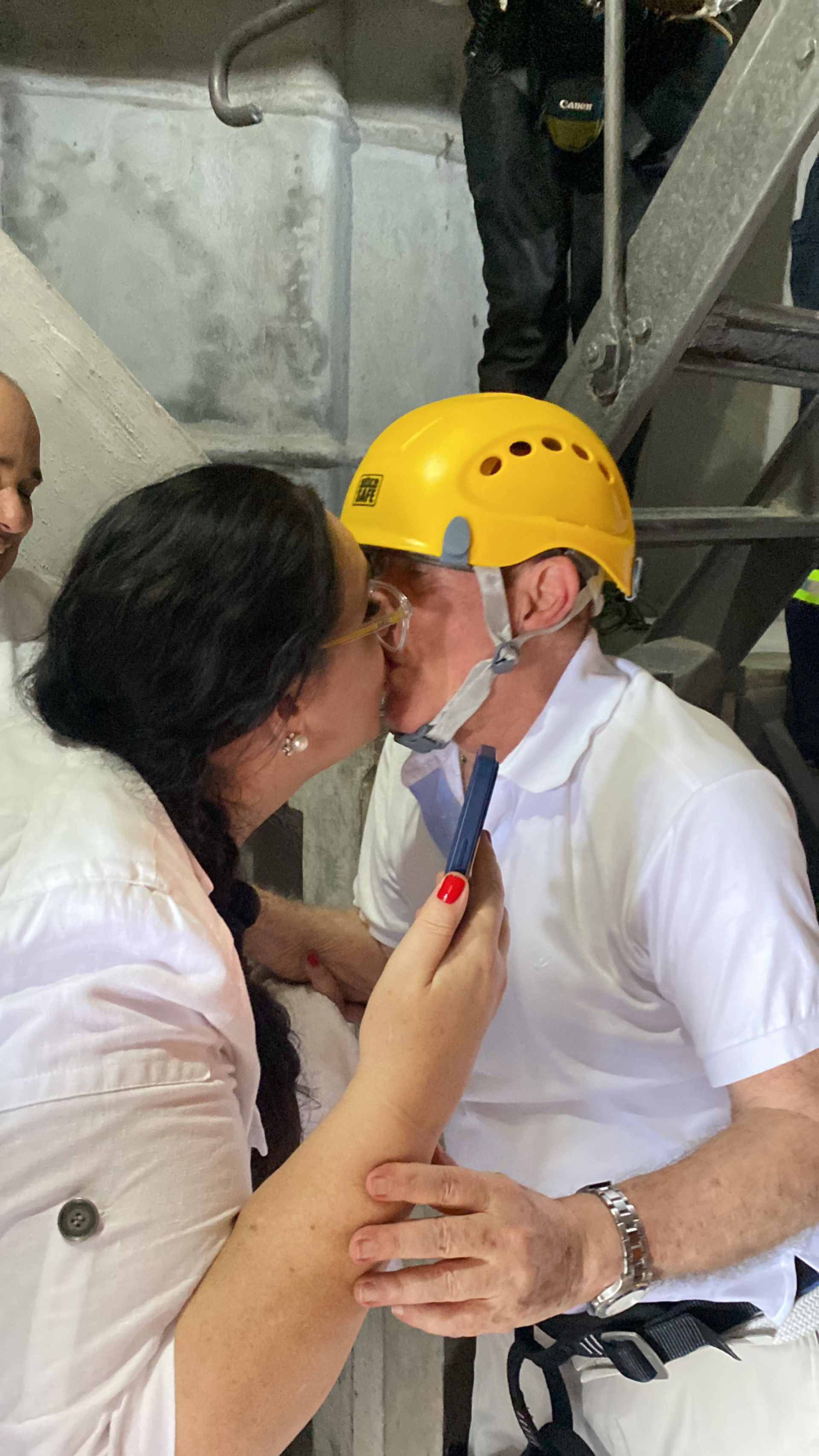 Renato Aragão ganhou um selinho da mulher, Lilian Taranto, ao subir no Cristo Redentor - Divulgação