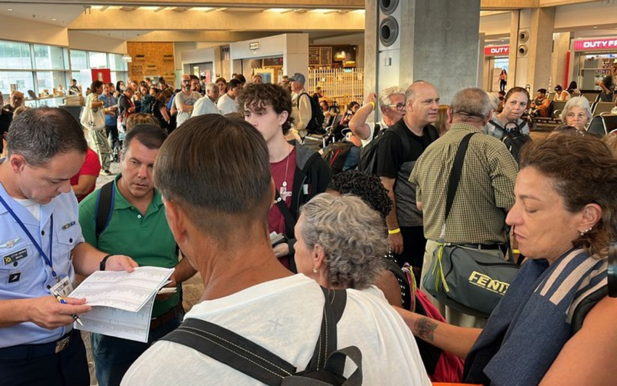 Quarto avião da FAB decola do aeroporto de Tel Aviv com mais 207