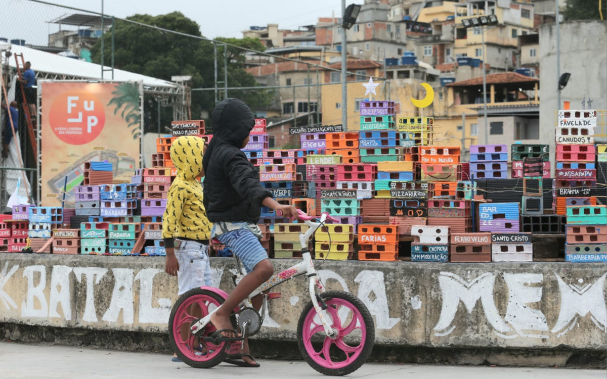 Maquete na entrada da Arena Machado é Cria!, na Vila Olímpica da Gamboa