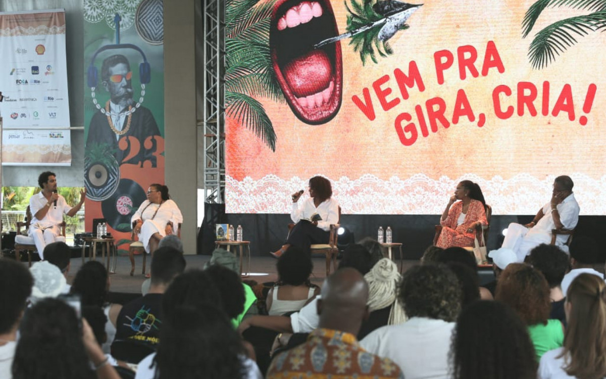 Jefferson Barbosa, Lúcia Xavier, Jurema Werneck e Adaílton Moreira participaram de mesa da Flup com mediação de Maju Coutinho