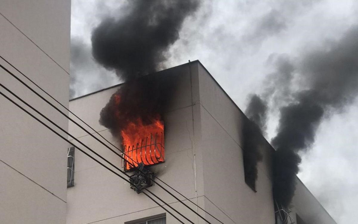 Incêndio atingiu o quinto andar do Condomínio Residencial Babi, em Belford Roxo, na Baixada Fluminense - Reprodução