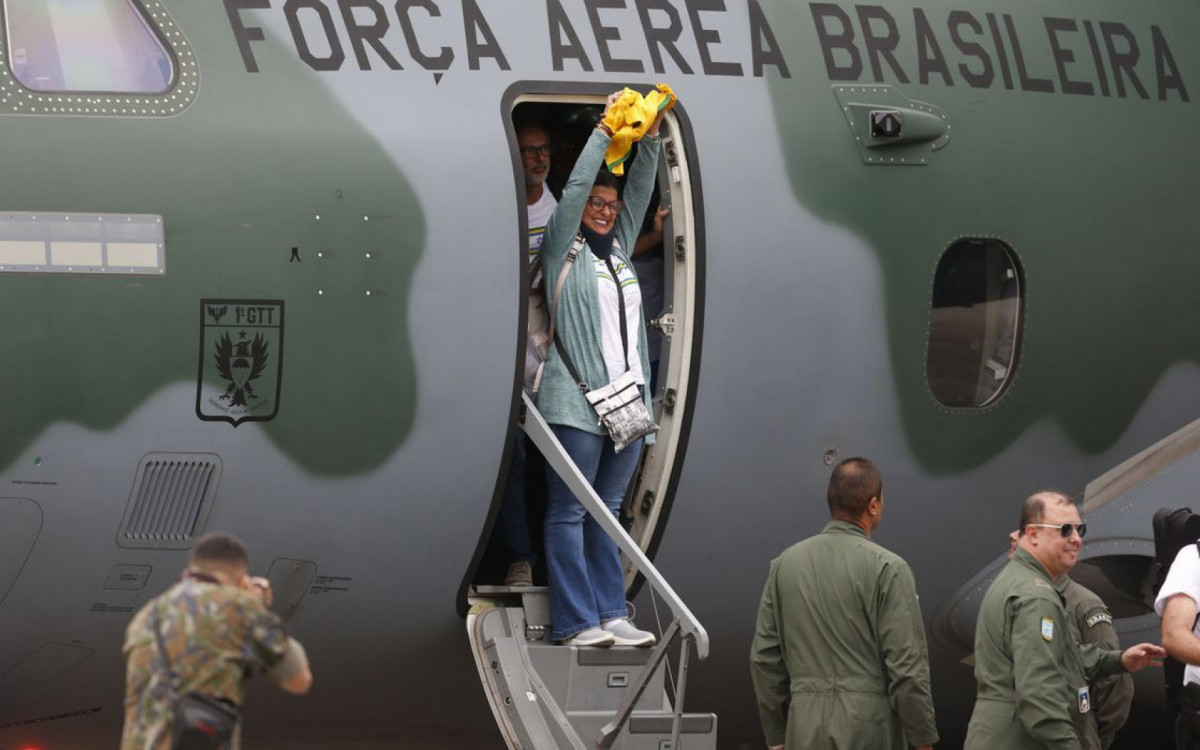 S&atilde;o Paulo SP 13/10/2023 Opera&ccedil;&atilde;o Voltando em Paz -  Aeronave KC-390 Millennium, pousa na Base Aerea de Guarulhos com 64 brasileiros retirados  da &aacute;rea de conflito em Israel .   Foto Paulo Pinto/Agencia Brasil 