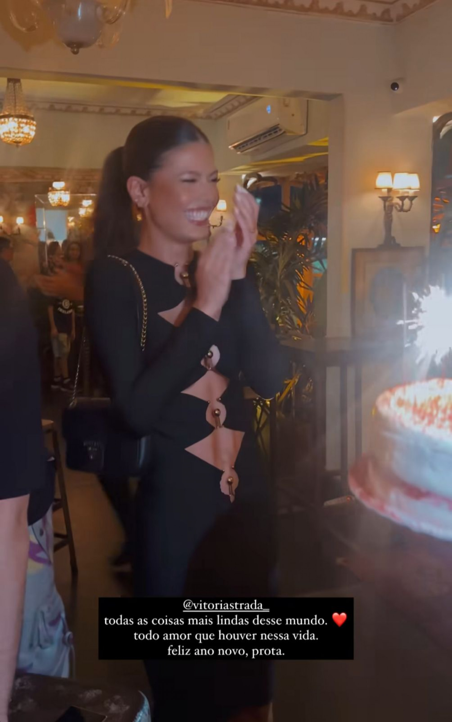 Vitória Strada recebe parabéns de ex-noiva, Marcella Rica 