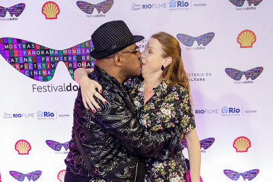 Discreto em relação a vida pessoal, Ailton Graça beija a mulher em pré-estreia de filme