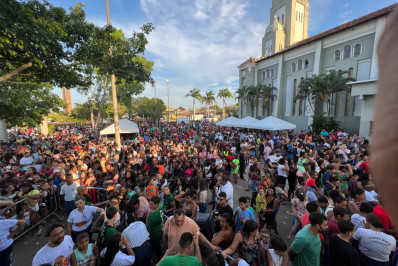 Dia das Crianças é marcado por grande festa em praça pública, no centro da cidade