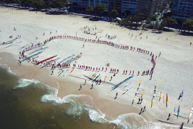 Remada Rosa acontece na Praia de Charitas em apoio à campanha nacional