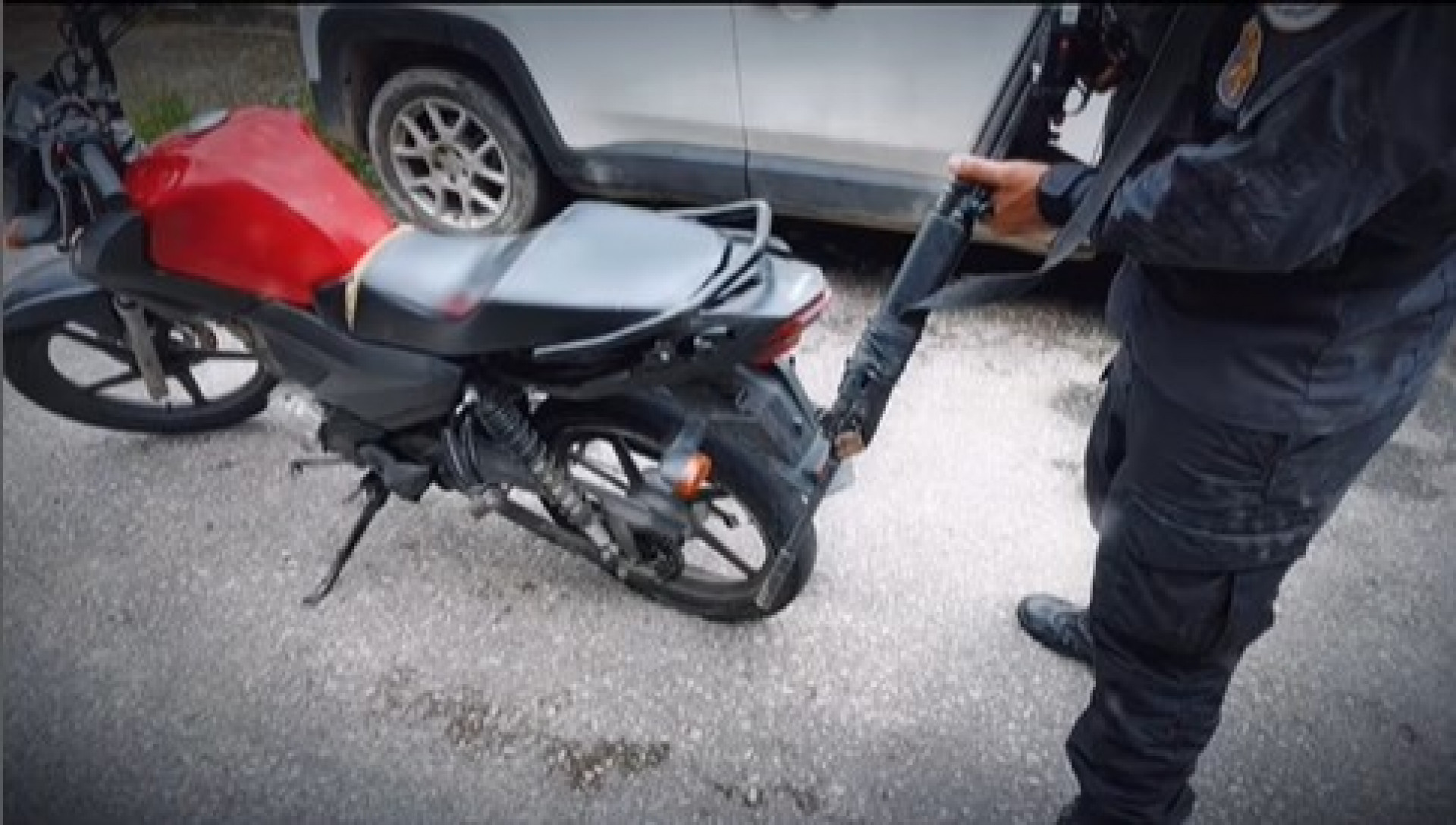 A motocicleta roubada apreendida pelos policiais militares - Divulgação / 20º BPM