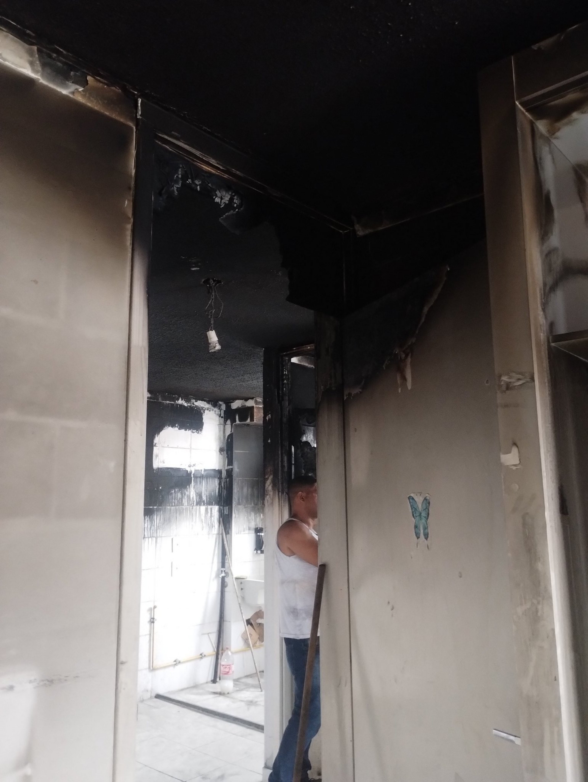 Incêndio destruiu diversos cômodos da residência