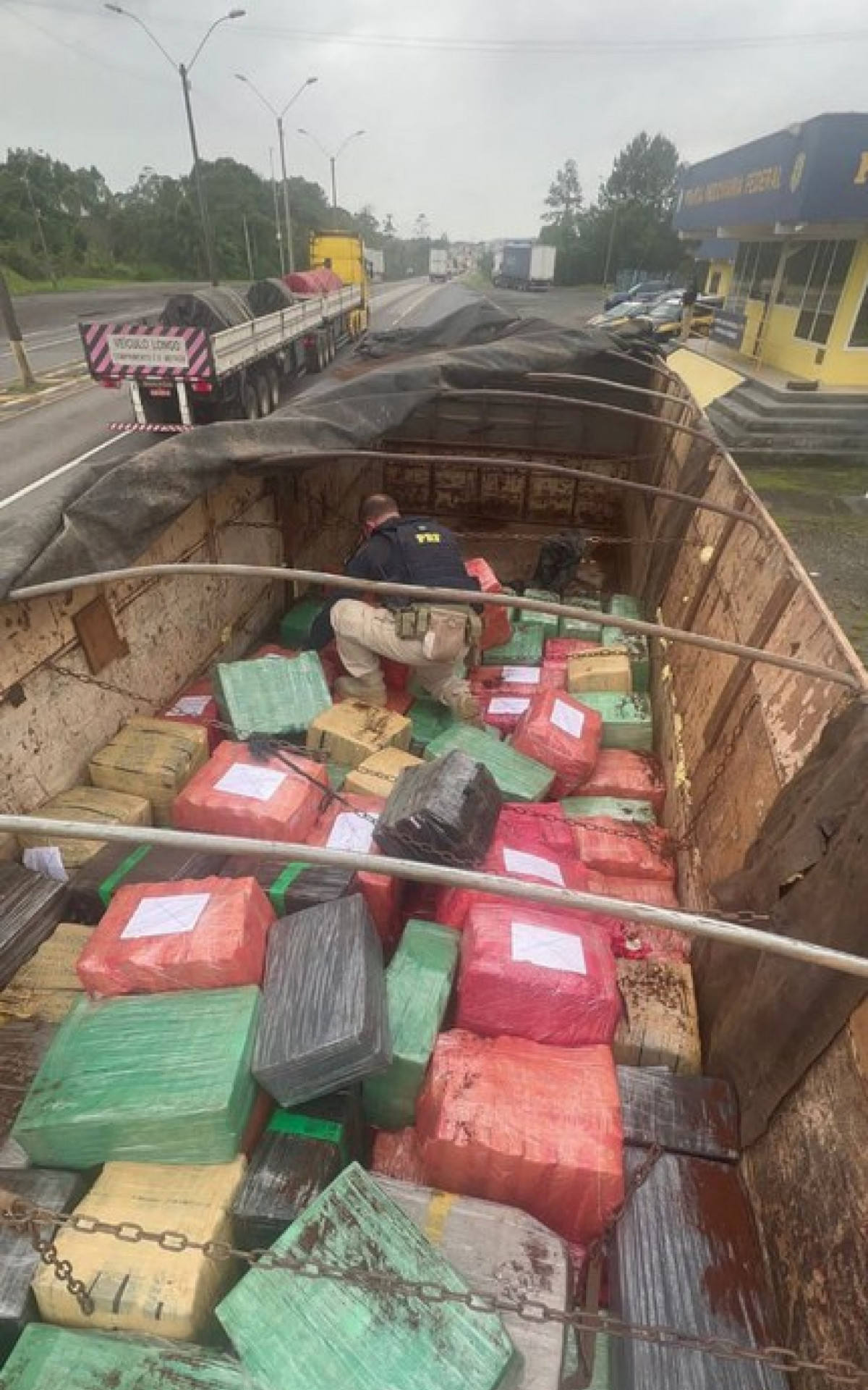Homem é preso com mais de 6,5 toneladas de maconha - Divulgação