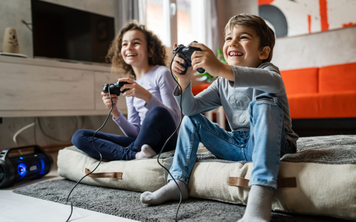 De acordo com um estudo da USP, 28% dos jovens brasileiros est&atilde;o envolvidos em um uso abusivo de videogames (Imagem: Miljan Zivkovic | Shutterstock)