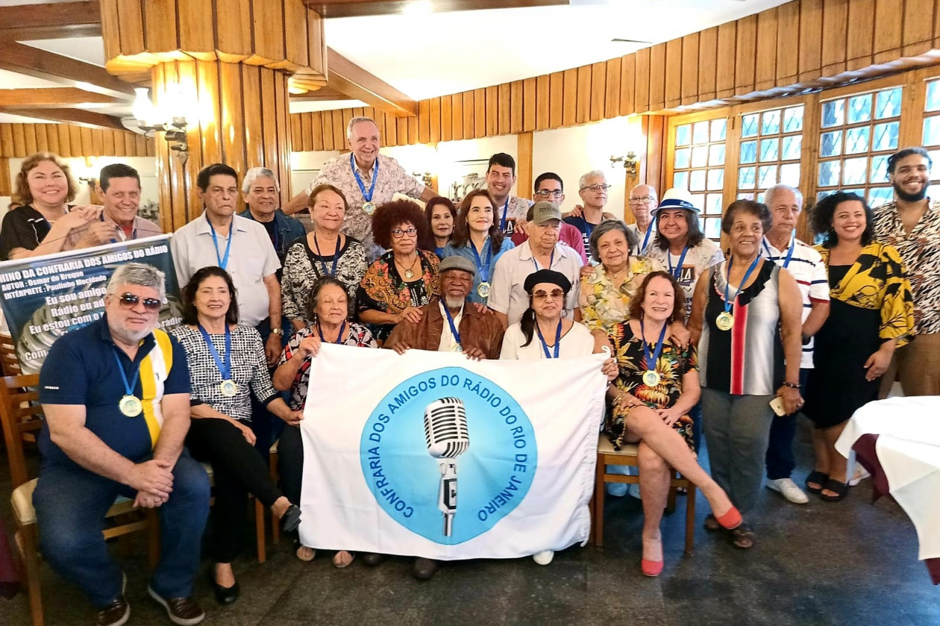 Rubem Confete e Marilia Trindade Barboza recebem medalha da Confraria do R&aacute;dio - Divulga&ccedil;&atilde;o