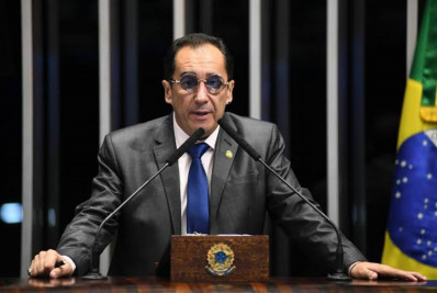 Kajuru busca alianças para PEC que proíbe militares da ativa em ministérios