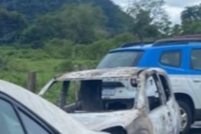 Policia Civil investiga corpo carbonizado encontrado dentro de carro incendiado em Paraty